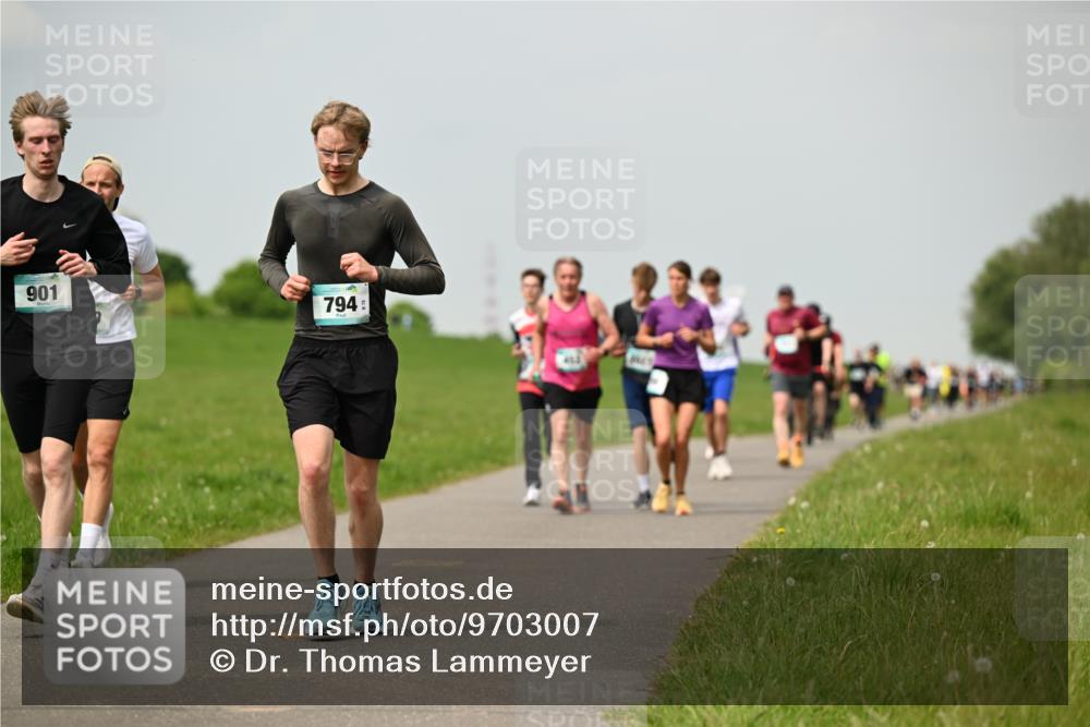 10.05.2026 - 8. Wedeler Halbmarathon Dr. Thomas Lammeyer http://msf.ph/oto/9703007 10.05.2026 11:49:37 Laufen 901, 794 meine-sportfotos.de