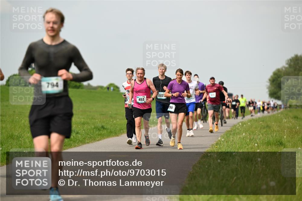10.05.2026 - 8. Wedeler Halbmarathon Dr. Thomas Lammeyer http://msf.ph/oto/9703015 10.05.2026 11:49:39 Laufen 794, 2021, 452, 298, 411 meine-sportfotos.de
