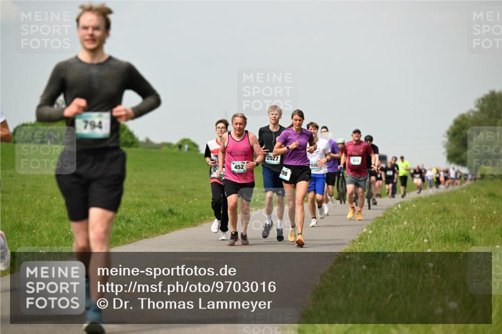 10.05.2026 - 8. Wedeler Halbmarathon Dr. Thomas Lammeyer http://msf.ph/oto/9703016 10.05.2026 11:49:39 Laufen 794, 411, 2027, 830, 452 meine-sportfotos.de