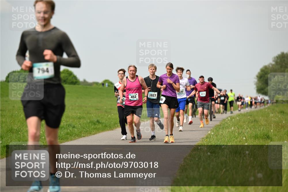10.05.2026 - 8. Wedeler Halbmarathon Dr. Thomas Lammeyer http://msf.ph/oto/9703018 10.05.2026 11:49:39 Laufen 794, 452, 2027, 411 meine-sportfotos.de