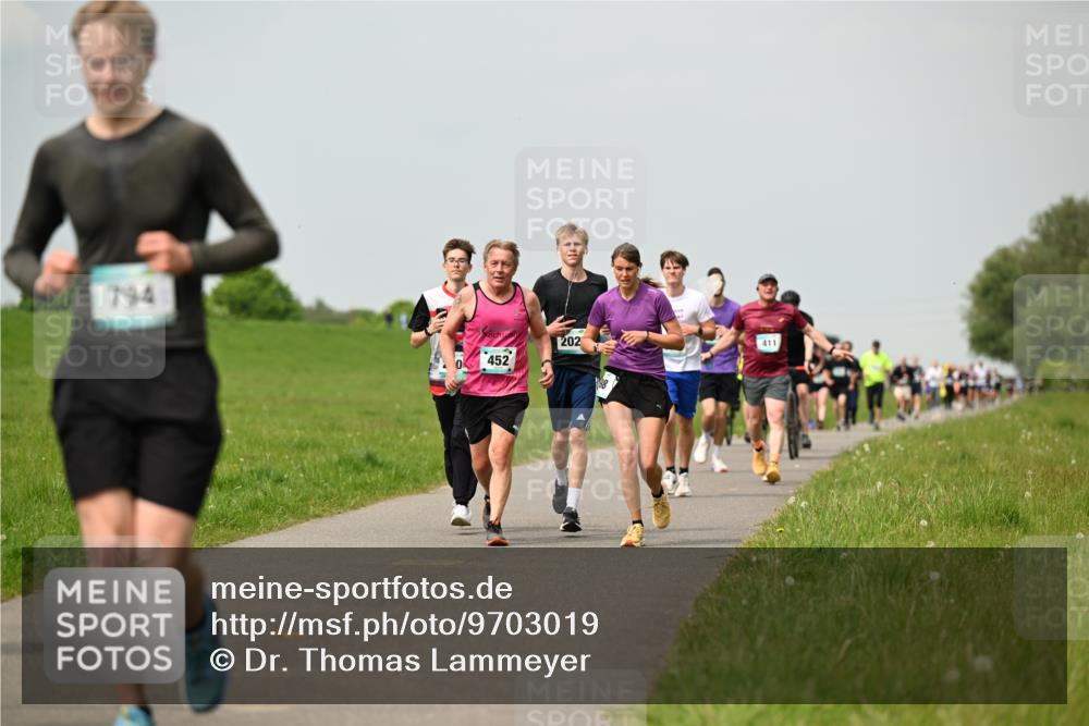 10.05.2026 - 8. Wedeler Halbmarathon Dr. Thomas Lammeyer http://msf.ph/oto/9703019 10.05.2026 11:49:39 Laufen 794, 452, 202, 411 meine-sportfotos.de