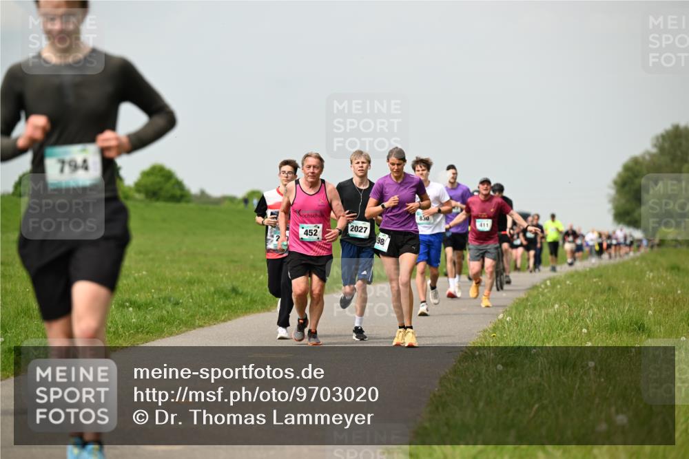 10.05.2026 - 8. Wedeler Halbmarathon Dr. Thomas Lammeyer http://msf.ph/oto/9703020 10.05.2026 11:49:39 Laufen 794, 2027, 452, 830, 411 meine-sportfotos.de