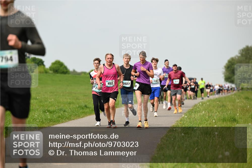 10.05.2026 - 8. Wedeler Halbmarathon Dr. Thomas Lammeyer http://msf.ph/oto/9703023 10.05.2026 11:49:40 Laufen 794, 830, 411, 452, 2027 meine-sportfotos.de