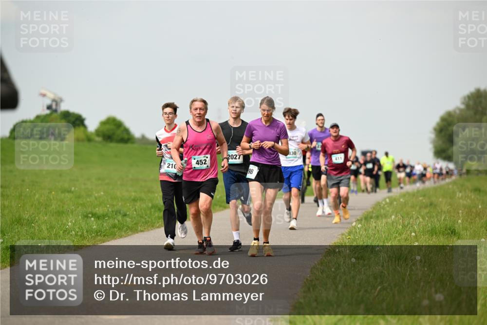 10.05.2026 - 8. Wedeler Halbmarathon Dr. Thomas Lammeyer http://msf.ph/oto/9703026 10.05.2026 11:49:40 Laufen 210, 452, 2027, 830, 411 meine-sportfotos.de