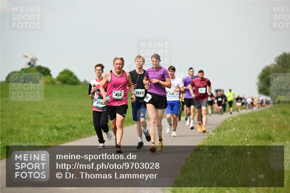 10.05.2026 - 8. Wedeler Halbmarathon Dr. Thomas Lammeyer http://msf.ph/oto/9703028 10.05.2026 11:49:40 Laufen 2103, 411, 2027, 830, 452 meine-sportfotos.de