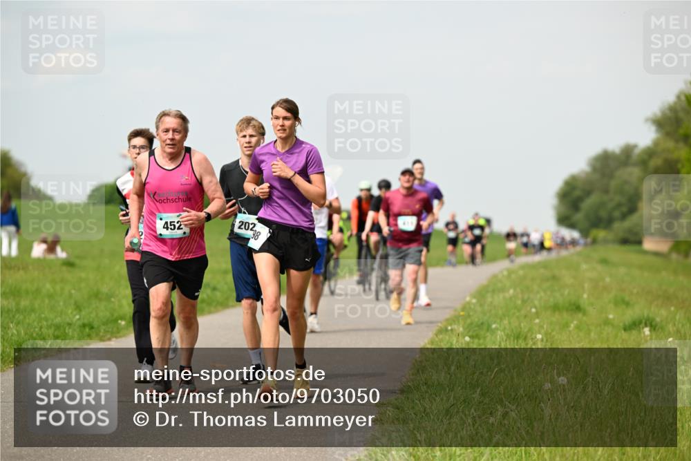 10.05.2026 - 8. Wedeler Halbmarathon Dr. Thomas Lammeyer http://msf.ph/oto/9703050 10.05.2026 11:49:43 Laufen 2028, 452 meine-sportfotos.de
