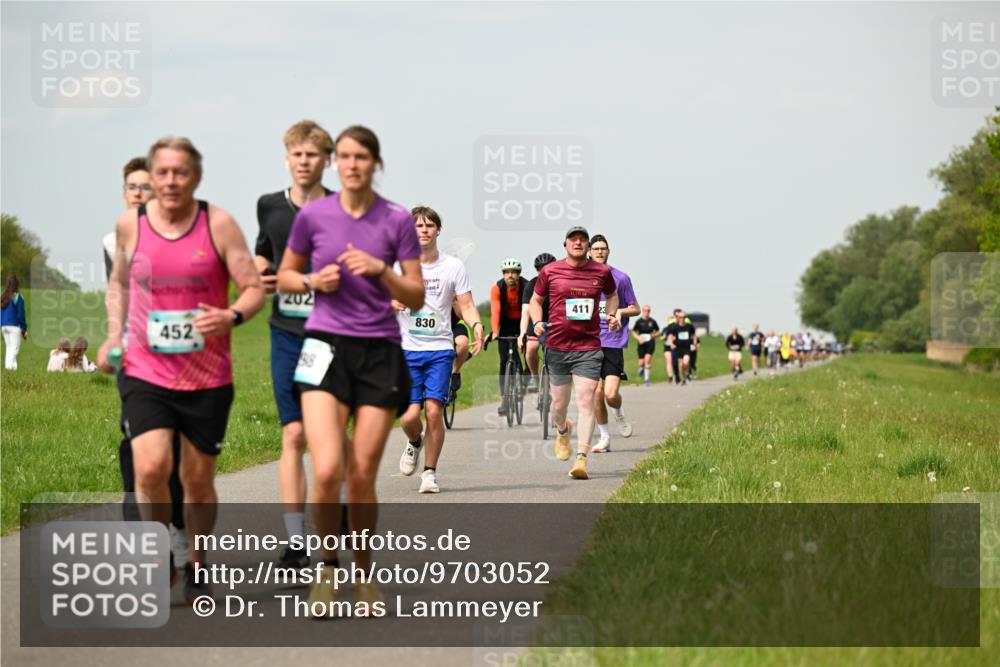 10.05.2026 - 8. Wedeler Halbmarathon Dr. Thomas Lammeyer http://msf.ph/oto/9703052 10.05.2026 11:49:44 Laufen 452, 202, 830, 195, 411 meine-sportfotos.de