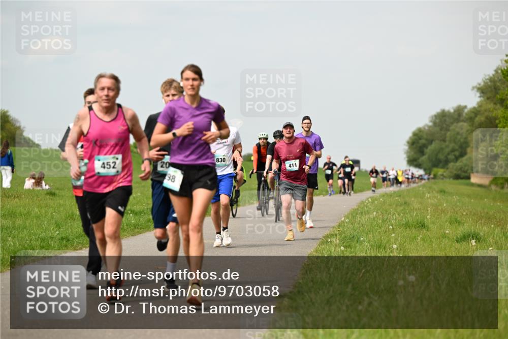 10.05.2026 - 8. Wedeler Halbmarathon Dr. Thomas Lammeyer http://msf.ph/oto/9703058 10.05.2026 11:49:44 Laufen 452, 830, 411 meine-sportfotos.de