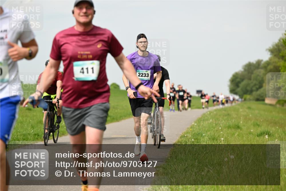 10.05.2026 - 8. Wedeler Halbmarathon Dr. Thomas Lammeyer http://msf.ph/oto/9703127 10.05.2026 11:49:49 Laufen 411, 2233 meine-sportfotos.de