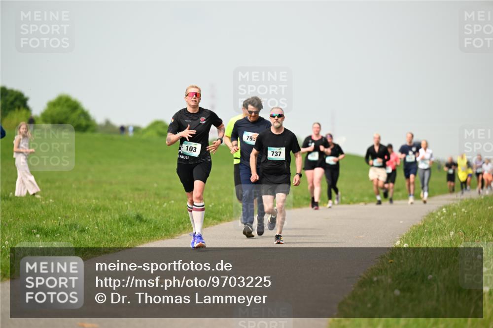 10.05.2026 - 8. Wedeler Halbmarathon Dr. Thomas Lammeyer http://msf.ph/oto/9703225 10.05.2026 11:49:58 Laufen 103, 793, 737 meine-sportfotos.de