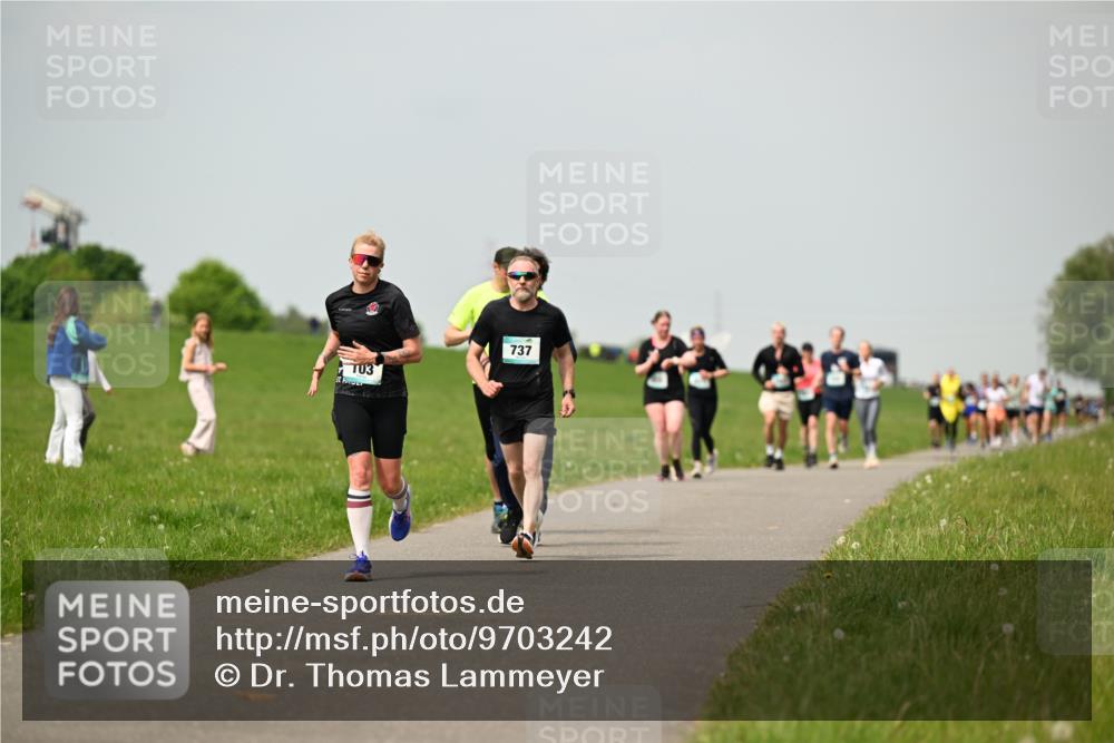 10.05.2026 - 8. Wedeler Halbmarathon Dr. Thomas Lammeyer http://msf.ph/oto/9703242 10.05.2026 11:49:59 Laufen 737 meine-sportfotos.de