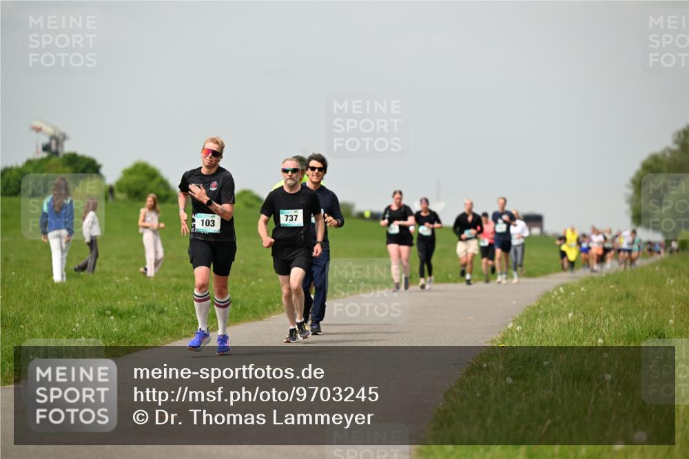 10.05.2026 - 8. Wedeler Halbmarathon Dr. Thomas Lammeyer http://msf.ph/oto/9703245 10.05.2026 11:49:59 Laufen 103, 737 meine-sportfotos.de