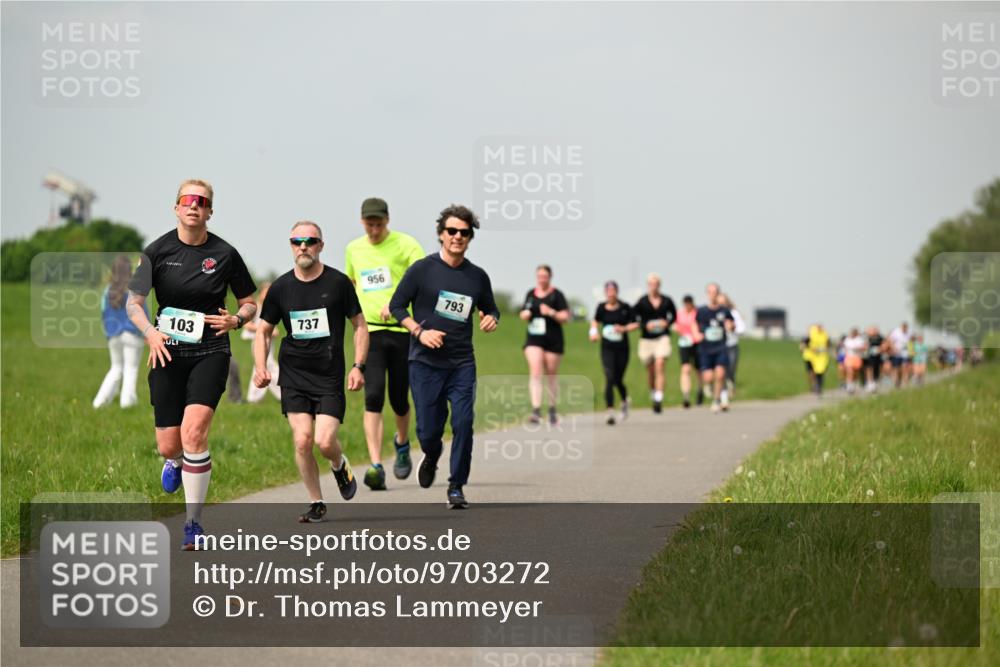 10.05.2026 - 8. Wedeler Halbmarathon Dr. Thomas Lammeyer http://msf.ph/oto/9703272 10.05.2026 11:50:01 Laufen 103, 737, 956, 793 meine-sportfotos.de