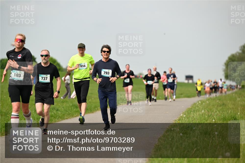10.05.2026 - 8. Wedeler Halbmarathon Dr. Thomas Lammeyer http://msf.ph/oto/9703289 10.05.2026 11:50:02 Laufen 103, 737, 956, 793 meine-sportfotos.de
