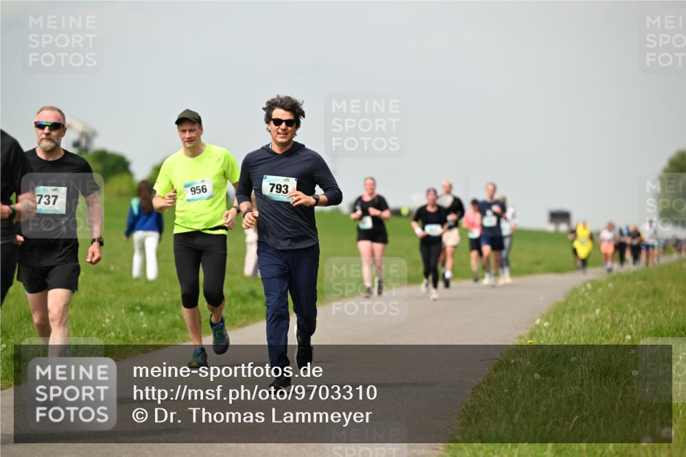 10.05.2026 - 8. Wedeler Halbmarathon Dr. Thomas Lammeyer http://msf.ph/oto/9703310 10.05.2026 11:50:03 Laufen 956, 793, 737 meine-sportfotos.de