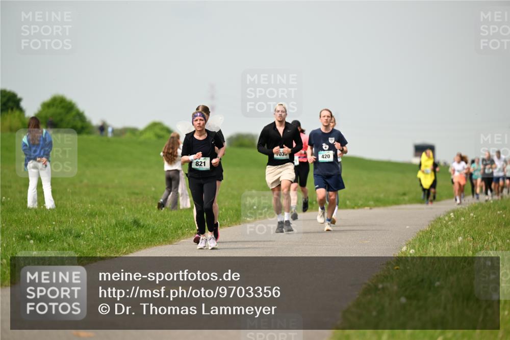 10.05.2026 - 8. Wedeler Halbmarathon Dr. Thomas Lammeyer http://msf.ph/oto/9703356 10.05.2026 11:50:07 Laufen 821, 1037, 420 meine-sportfotos.de