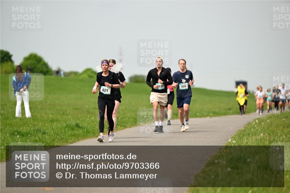 10.05.2026 - 8. Wedeler Halbmarathon Dr. Thomas Lammeyer http://msf.ph/oto/9703366 10.05.2026 11:50:07 Laufen 821, 037, 420 meine-sportfotos.de