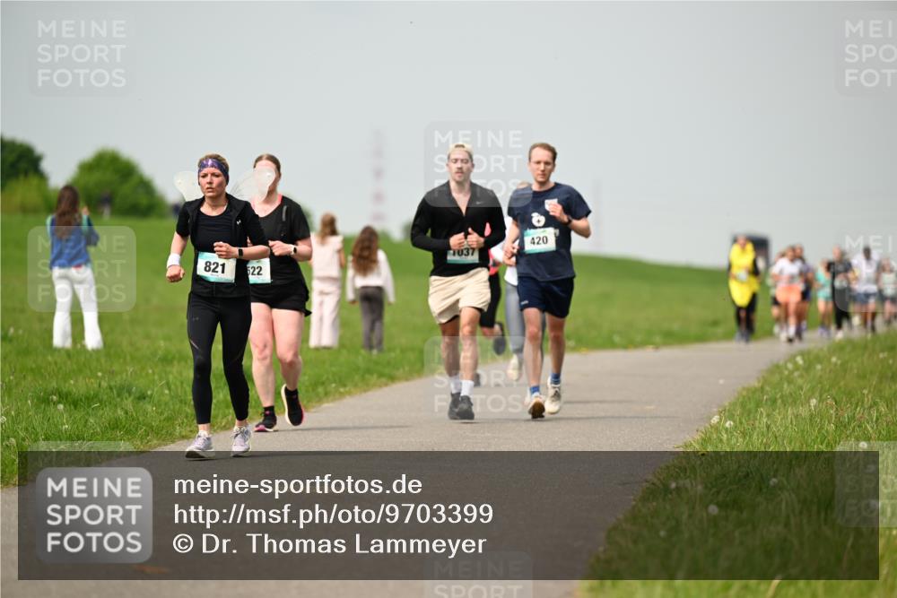 10.05.2026 - 8. Wedeler Halbmarathon Dr. Thomas Lammeyer http://msf.ph/oto/9703399 10.05.2026 11:50:09 Laufen 1037, 821, 522, 420 meine-sportfotos.de