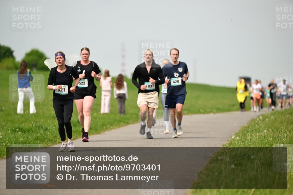 10.05.2026 - 8. Wedeler Halbmarathon Dr. Thomas Lammeyer http://msf.ph/oto/9703401 10.05.2026 11:50:09 Laufen 821, 522, 420, 1037 meine-sportfotos.de