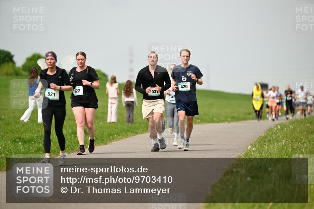 10.05.2026 - 8. Wedeler Halbmarathon Dr. Thomas Lammeyer http://msf.ph/oto/9703410 10.05.2026 11:50:10 Laufen 821, 522, 037, 420 meine-sportfotos.de