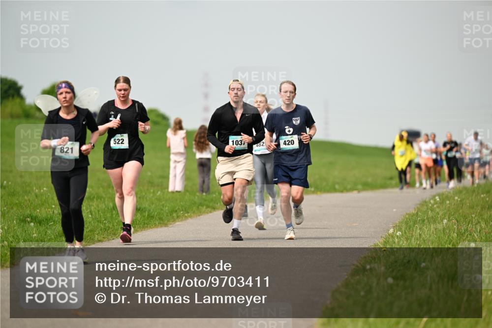 10.05.2026 - 8. Wedeler Halbmarathon Dr. Thomas Lammeyer http://msf.ph/oto/9703411 10.05.2026 11:50:10 Laufen 522, 821, 1037, 4821, 420 meine-sportfotos.de