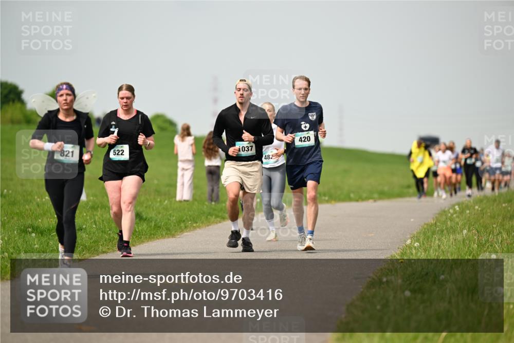 10.05.2026 - 8. Wedeler Halbmarathon Dr. Thomas Lammeyer http://msf.ph/oto/9703416 10.05.2026 11:50:10 Laufen 821, 522, 1037, 482, 420 meine-sportfotos.de