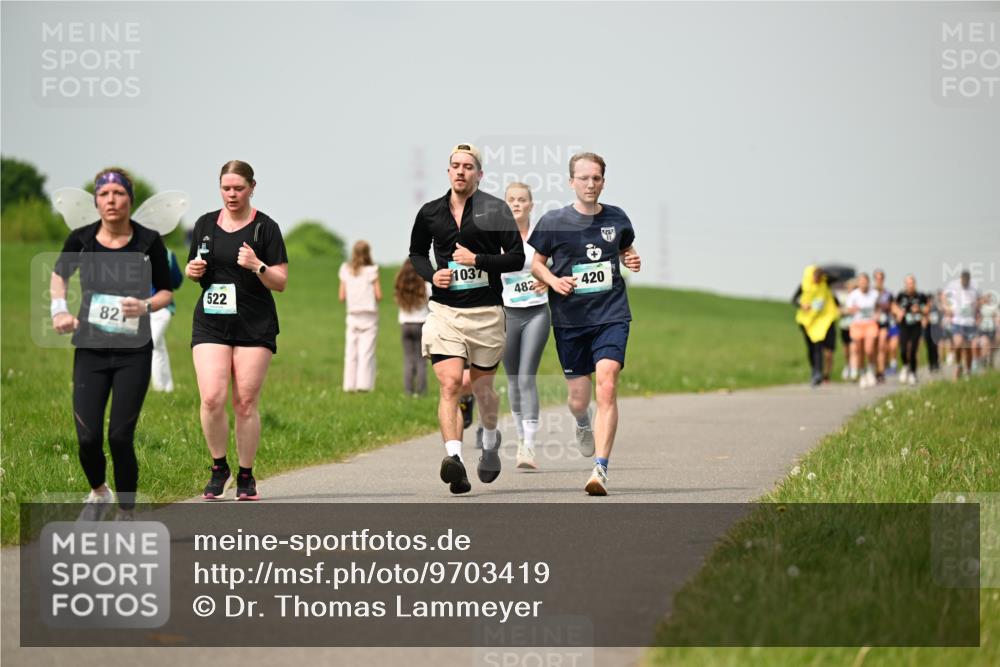 10.05.2026 - 8. Wedeler Halbmarathon Dr. Thomas Lammeyer http://msf.ph/oto/9703419 10.05.2026 11:50:10 Laufen 821, 522, 1037, 482, 420 meine-sportfotos.de