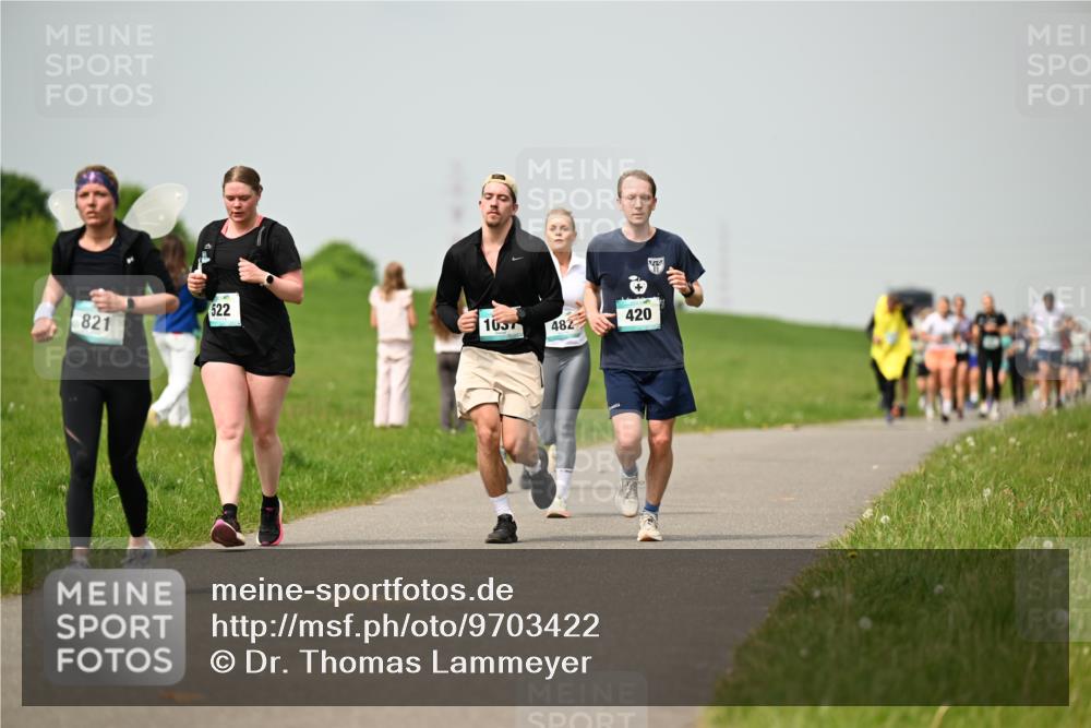 10.05.2026 - 8. Wedeler Halbmarathon Dr. Thomas Lammeyer http://msf.ph/oto/9703422 10.05.2026 11:50:10 Laufen 821, 522, 420, 1057, 482 meine-sportfotos.de