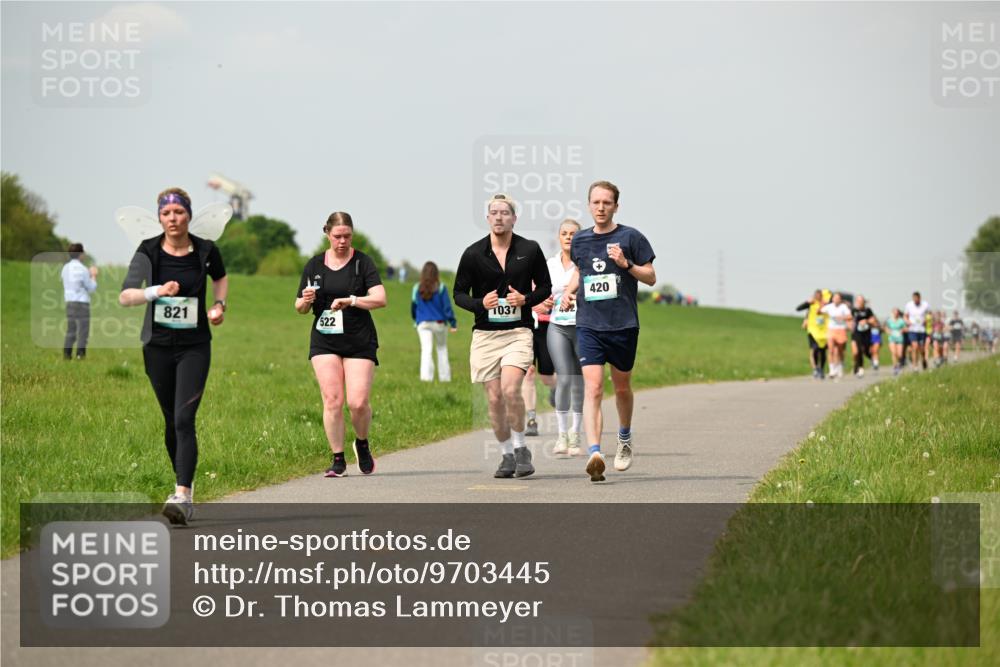 10.05.2026 - 8. Wedeler Halbmarathon Dr. Thomas Lammeyer http://msf.ph/oto/9703445 10.05.2026 11:50:12 Laufen 420, 821, 1037, 482, 522 meine-sportfotos.de