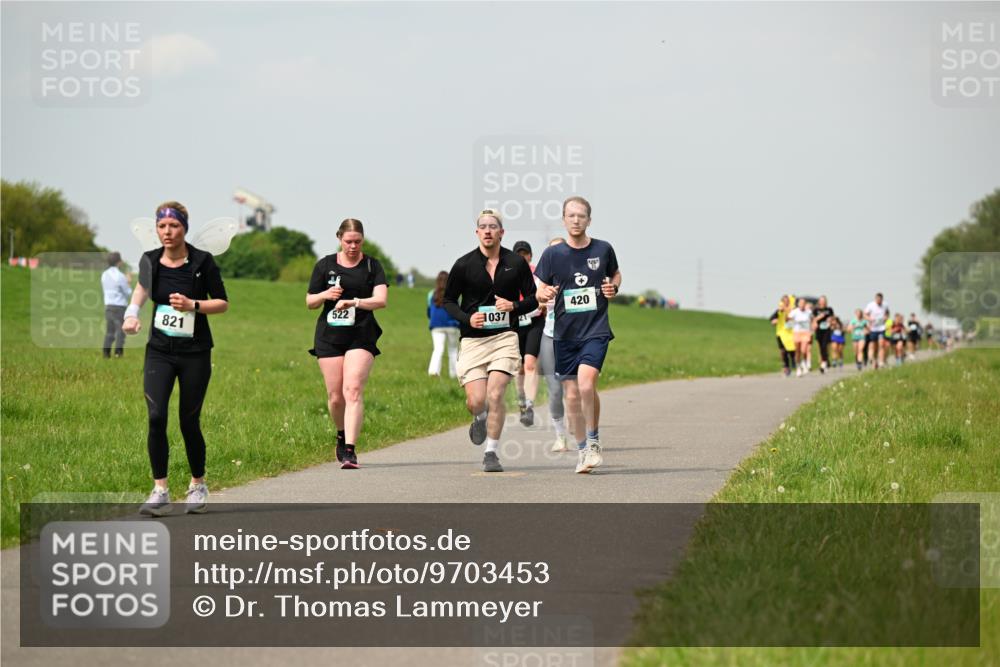 10.05.2026 - 8. Wedeler Halbmarathon Dr. Thomas Lammeyer http://msf.ph/oto/9703453 10.05.2026 11:50:12 Laufen 420, 522, 821, 1037 meine-sportfotos.de