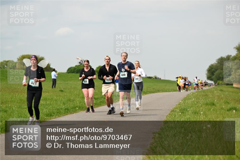 10.05.2026 - 8. Wedeler Halbmarathon Dr. Thomas Lammeyer http://msf.ph/oto/9703467 10.05.2026 11:50:14 Laufen 522, 821, 1037, 420, 482 meine-sportfotos.de