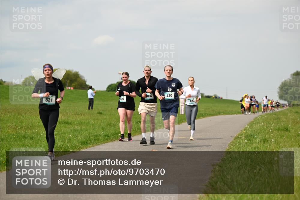 10.05.2026 - 8. Wedeler Halbmarathon Dr. Thomas Lammeyer http://msf.ph/oto/9703470 10.05.2026 11:50:14 Laufen 821, 522, 037, 420, 482 meine-sportfotos.de