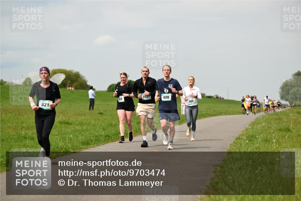 10.05.2026 - 8. Wedeler Halbmarathon Dr. Thomas Lammeyer http://msf.ph/oto/9703474 10.05.2026 11:50:14 Laufen 1037, 522, 420, 821, 482 meine-sportfotos.de