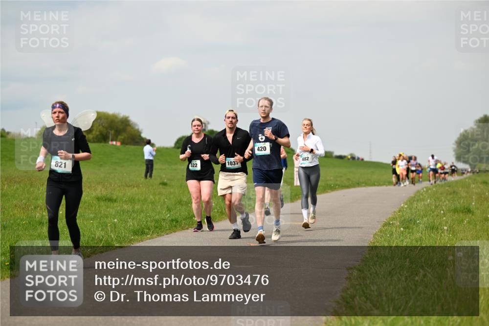 10.05.2026 - 8. Wedeler Halbmarathon Dr. Thomas Lammeyer http://msf.ph/oto/9703476 10.05.2026 11:50:14 Laufen 821, 522, 1037, 420, 482 meine-sportfotos.de