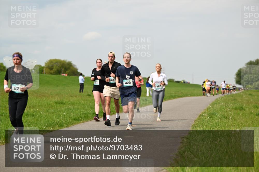 10.05.2026 - 8. Wedeler Halbmarathon Dr. Thomas Lammeyer http://msf.ph/oto/9703483 10.05.2026 11:50:15 Laufen 821, 522, 1037, 420, 482 meine-sportfotos.de
