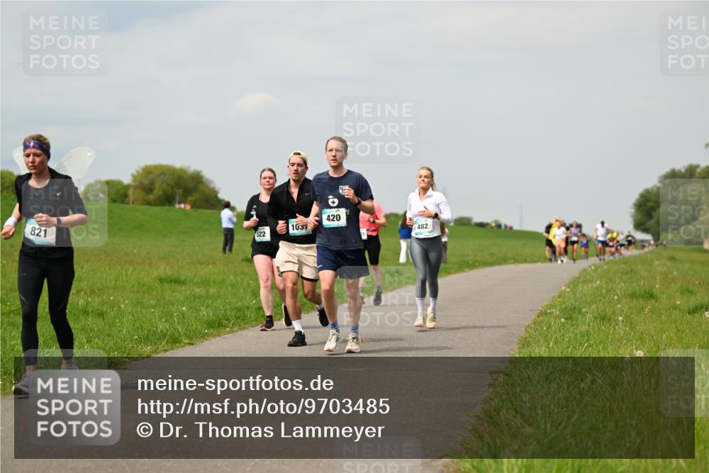 10.05.2026 - 8. Wedeler Halbmarathon Dr. Thomas Lammeyer http://msf.ph/oto/9703485 10.05.2026 11:50:15 Laufen 522, 821, 1037, 420, 482 meine-sportfotos.de