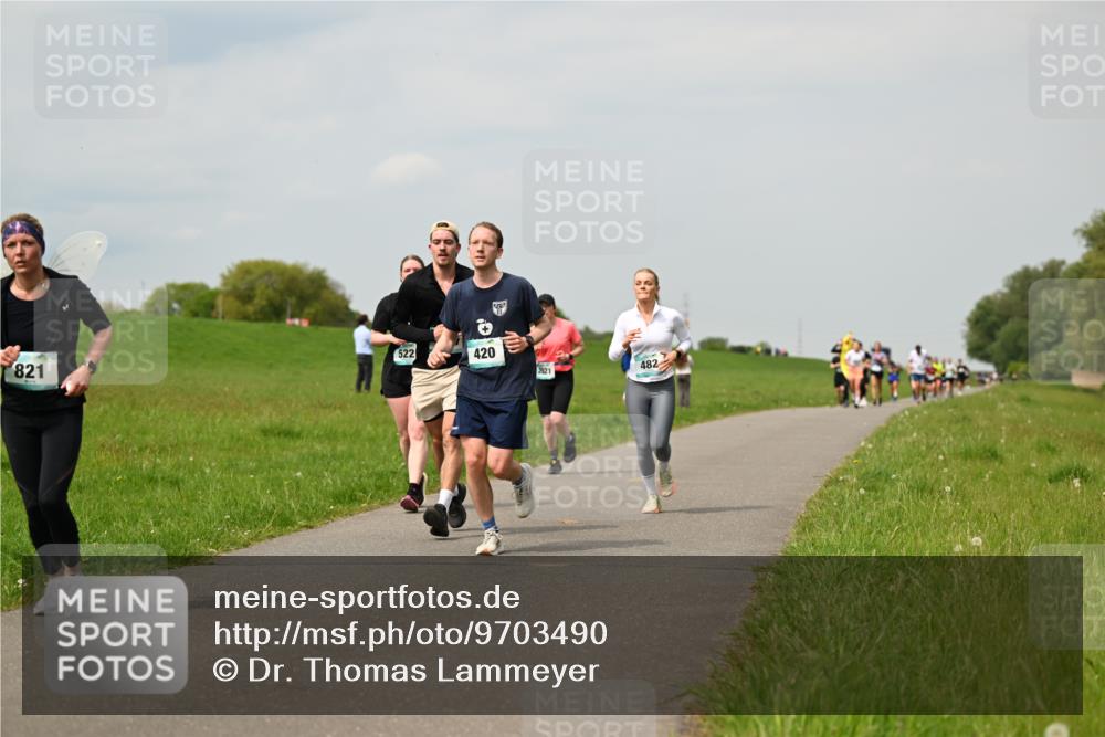 10.05.2026 - 8. Wedeler Halbmarathon Dr. Thomas Lammeyer http://msf.ph/oto/9703490 10.05.2026 11:50:15 Laufen 821, 522, 420, 482, 2121 meine-sportfotos.de
