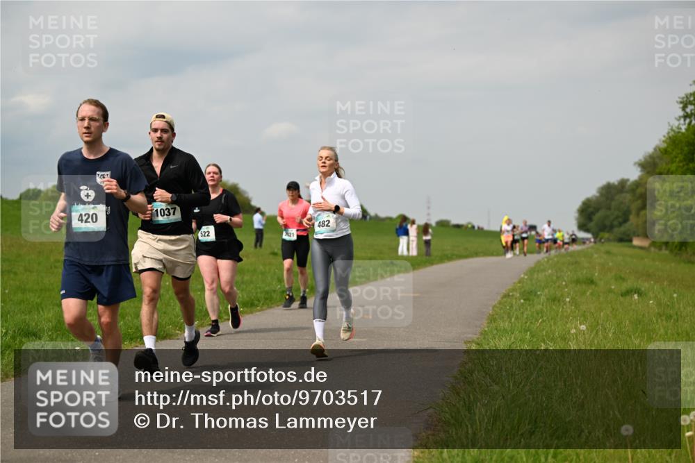 10.05.2026 - 8. Wedeler Halbmarathon Dr. Thomas Lammeyer http://msf.ph/oto/9703517 10.05.2026 11:50:17 Laufen 420, 1037, 2121, 522, 482 meine-sportfotos.de