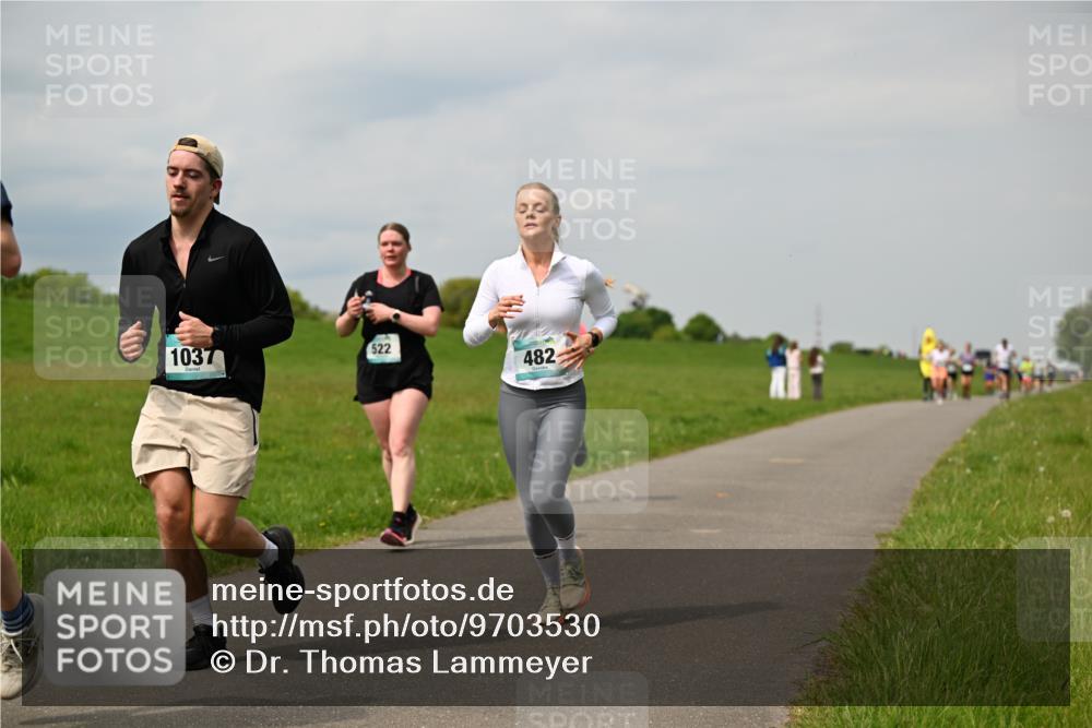 10.05.2026 - 8. Wedeler Halbmarathon Dr. Thomas Lammeyer http://msf.ph/oto/9703530 10.05.2026 11:50:18 Laufen 1037, 522, 482 meine-sportfotos.de