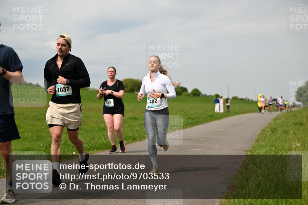 10.05.2026 - 8. Wedeler Halbmarathon Dr. Thomas Lammeyer http://msf.ph/oto/9703533 10.05.2026 11:50:18 Laufen 1037, 522, 482 meine-sportfotos.de