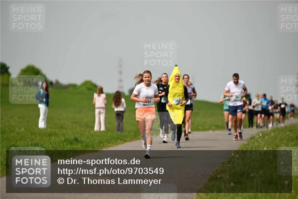 10.05.2026 - 8. Wedeler Halbmarathon Dr. Thomas Lammeyer http://msf.ph/oto/9703549 10.05.2026 11:50:25 Laufen 257 meine-sportfotos.de