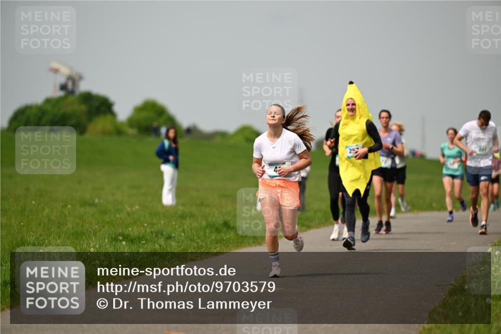 10.05.2026 - 8. Wedeler Halbmarathon Dr. Thomas Lammeyer http://msf.ph/oto/9703579 10.05.2026 11:50:27 Laufen 201 meine-sportfotos.de