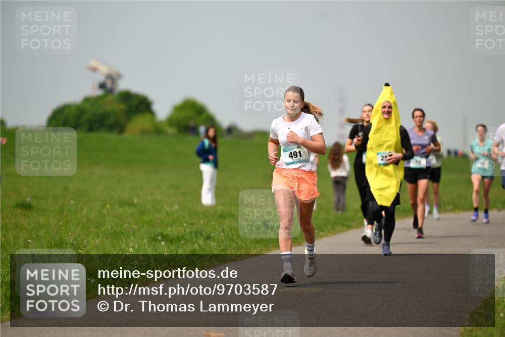 10.05.2026 - 8. Wedeler Halbmarathon Dr. Thomas Lammeyer http://msf.ph/oto/9703587 10.05.2026 11:50:28 Laufen 491 meine-sportfotos.de