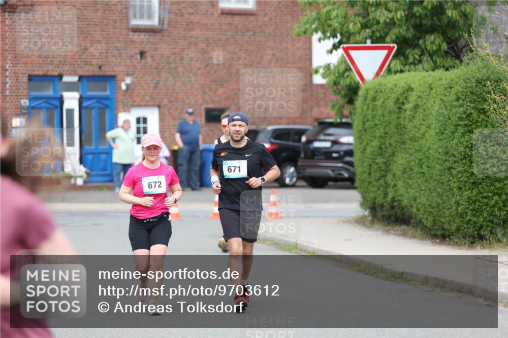 10.05.2026 - 8. Wedeler Halbmarathon Andreas Tolksdorf http://msf.ph/oto/9703612 10.05.2026 10:31:32 Laufen 672, 671 meine-sportfotos.de