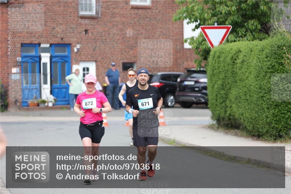 10.05.2026 - 8. Wedeler Halbmarathon Andreas Tolksdorf http://msf.ph/oto/9703618 10.05.2026 10:31:32 Laufen 672, 671 meine-sportfotos.de