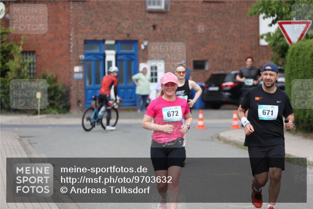 10.05.2026 - 8. Wedeler Halbmarathon Andreas Tolksdorf http://msf.ph/oto/9703632 10.05.2026 10:31:33 Laufen 672, 671 meine-sportfotos.de