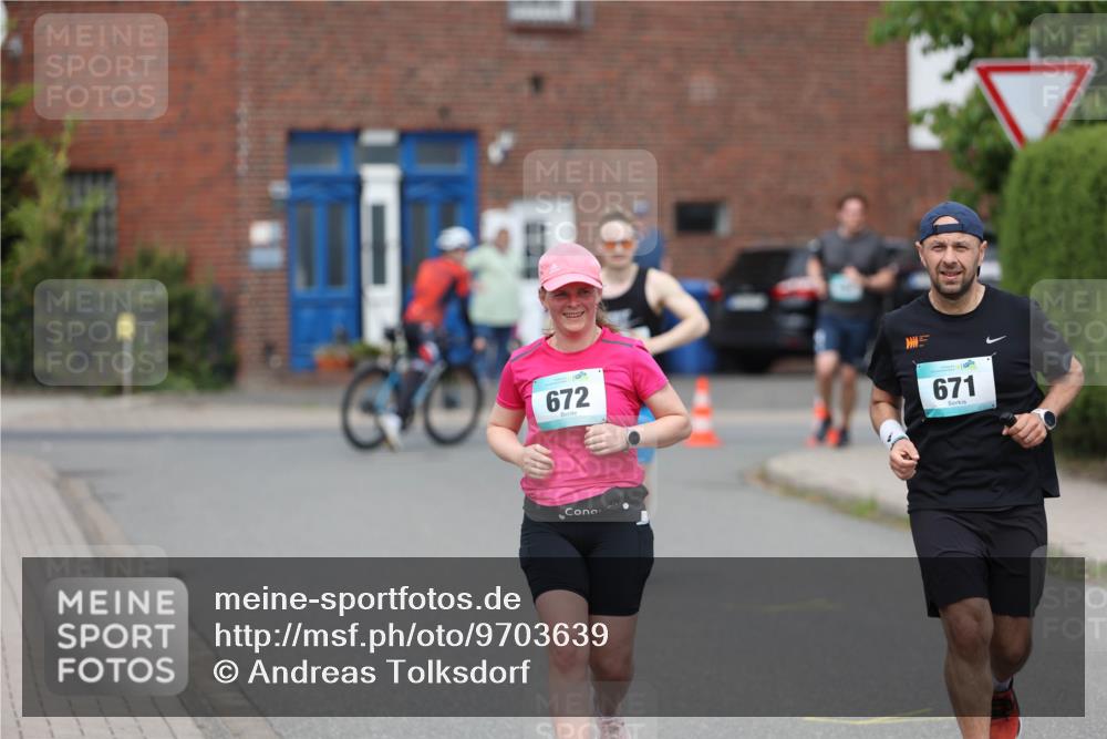 10.05.2026 - 8. Wedeler Halbmarathon Andreas Tolksdorf http://msf.ph/oto/9703639 10.05.2026 10:31:34 Laufen 672, 671 meine-sportfotos.de