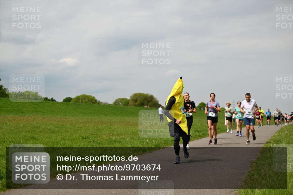 10.05.2026 - 8. Wedeler Halbmarathon Dr. Thomas Lammeyer http://msf.ph/oto/9703674 10.05.2026 11:50:34 Laufen 820, 281 meine-sportfotos.de