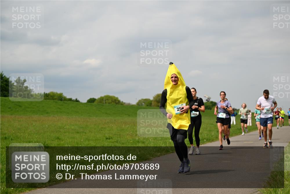 10.05.2026 - 8. Wedeler Halbmarathon Dr. Thomas Lammeyer http://msf.ph/oto/9703689 10.05.2026 11:50:35 Laufen 820, 281 meine-sportfotos.de