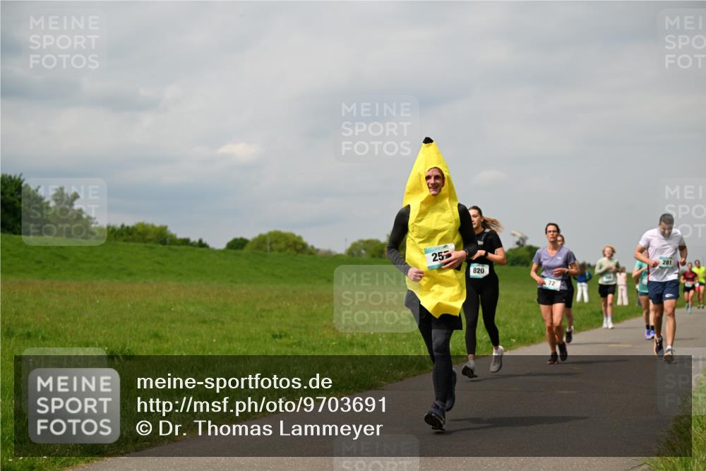 10.05.2026 - 8. Wedeler Halbmarathon Dr. Thomas Lammeyer http://msf.ph/oto/9703691 10.05.2026 11:50:35 Laufen 257, 820, 281 meine-sportfotos.de